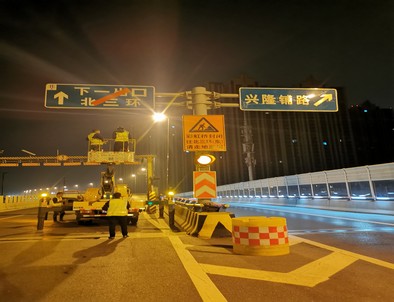聊城郑州市北三环彩虹桥交通标志牌安装现场